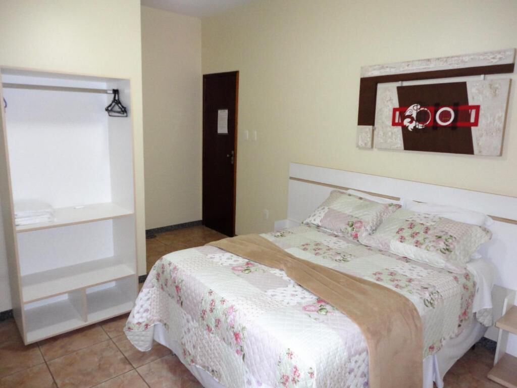 Minibar, bureau, espace de travail pour ordinateur portable