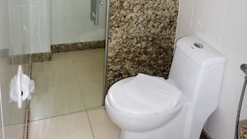 Chuveiro, toalhas de banho, sabonete