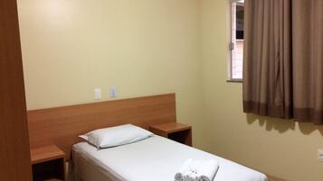 Quarto solteiro | Frigobar, escrivaninha, espaço de trabalho para notebook