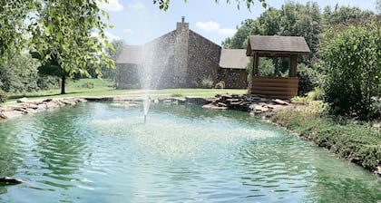 CMR Hideaway Lodge poolside Barren County near Barren River Lake