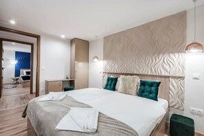 4 Schlafzimmer, Zimmersafe, Schreibtisch, Bügeleisen/Bügelbrett