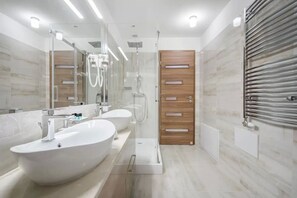 Bathtub, hair dryer, towels, soap - Onyx LOFT Designer Apartment with balcony (Budapest)