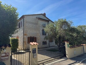 Exterior - Luxury villa with private swimming pool (Butkovici)