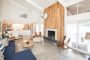 TV, bøker og stereoanlegg