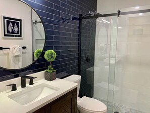 Combined shower/tub, towels, toilet paper