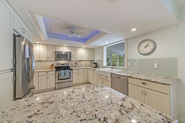 Frigorifero, microonde, forno, piano cottura