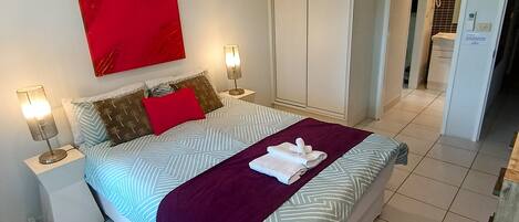 2 chambres, bureau, fer et planche à repasser, lit parapluie