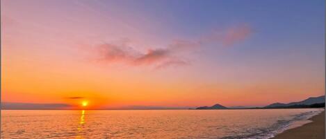 Beach nearby, sun loungers, beach towels