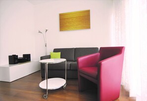 Televisión, biblioteca musical y estéreo 