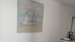 A painting of women in white dresses on a beach. - Cabourg: Quiet apartment overlooking a park (Cabourg)