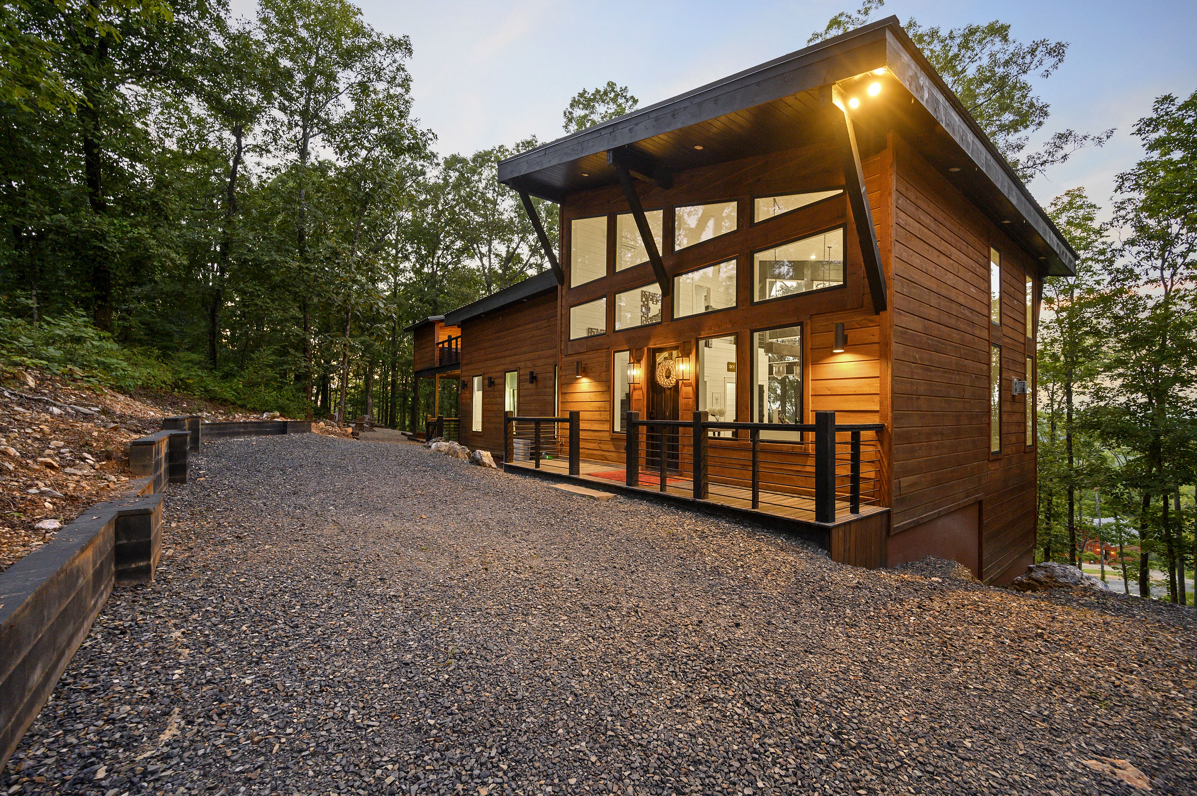 SKY HIGH, Private Retreat Overlooking Ouachita Nat'l Forest- Sleeps 10