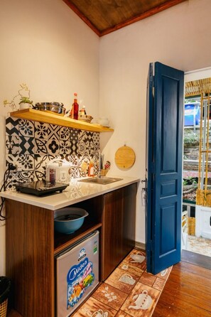 Kühlschrank, Mikrowelle, Kochgeschirr/Geschirr/Besteck, Esstisch