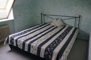 4 bedrooms, desk, iron/ironing board, travel cot