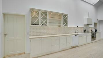 Réfrigérateur, plaque de cuisson, lave-vaisselle, cafetiÚre/bouilloire