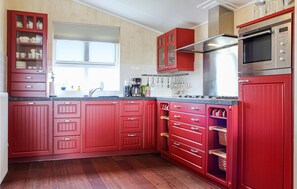 ثلاجة، فرن، موقد طهي مسطح، غسالة أطباق