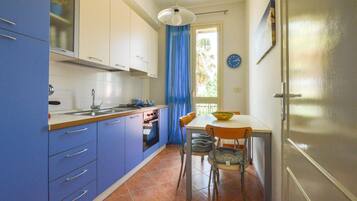 Kühlschrank, Herdplatte, Wasserkocher mit Kaffee-/Teezubehör