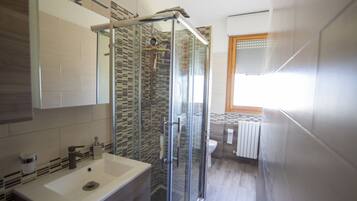 Haartrockner, HandtĂŒcher, Toilettenpapier