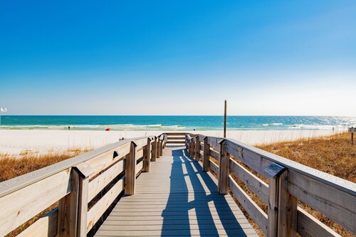 Luxurious Beach Sanctuary 1br/1ba in Tidewater--sleeps 6! New King Bed in BR!