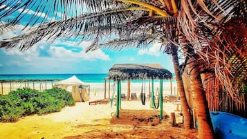 Trên bãi biển, cát trắng, lều miễn phí, ghế dài tắm nắng