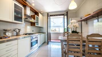 Réfrigérateur, plaque de cuisson, lave-vaisselle, cafetiÚre/bouilloire