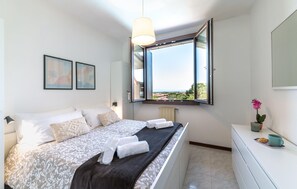 3 bedrooms, travel cot, free WiFi, bed sheets