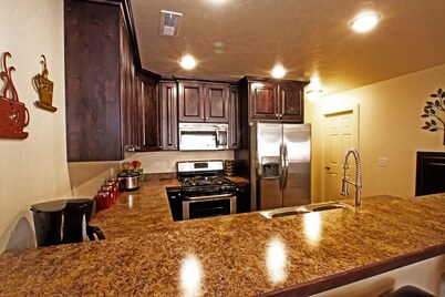 Beautiful Townhome adjacent to the Pool and Hotub