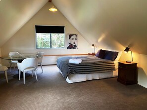 4 bedrooms, desk, iron/ironing board, travel crib - NEAR MONTVILLE ... LATE CHECK-OUT ON SUNDAYS OF 5pm ... when booking a weekend (Mapleton)