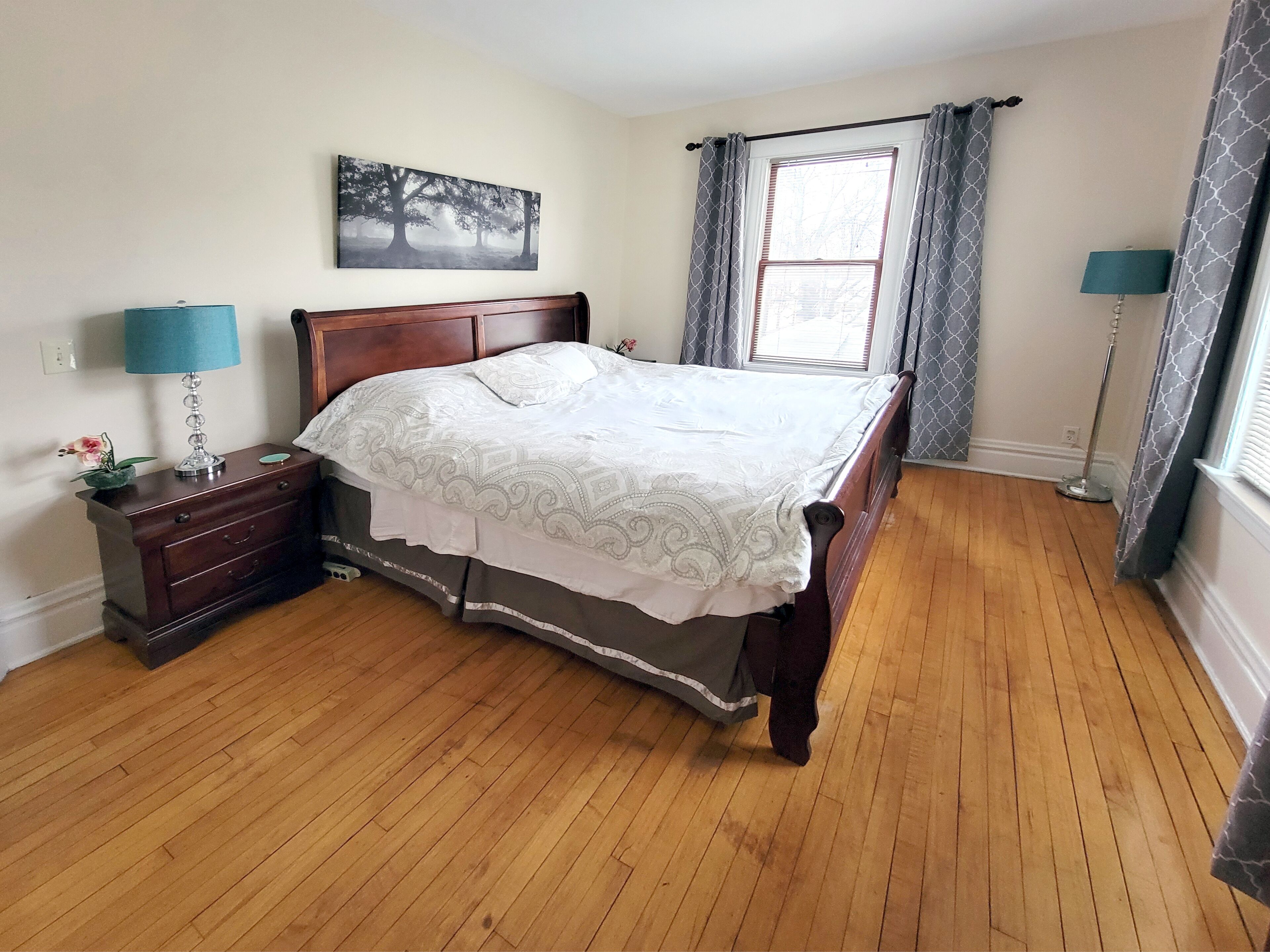 Trendy Uptown Apartment, steps away from many culinary and entertainment options