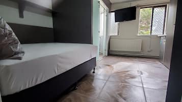 Deluxe Studio Suite, 1 Double Bed, Kitchenette, Garden View | Minibar, individually decorated, individually furnished, desk