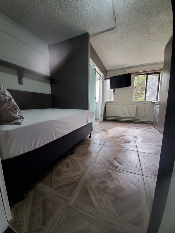 Deluxe Studio Suite, 1 Double Bed, Kitchenette, Garden View | Minibar, individually decorated, individually furnished, desk - Seranin Bathurst (Bathurst)