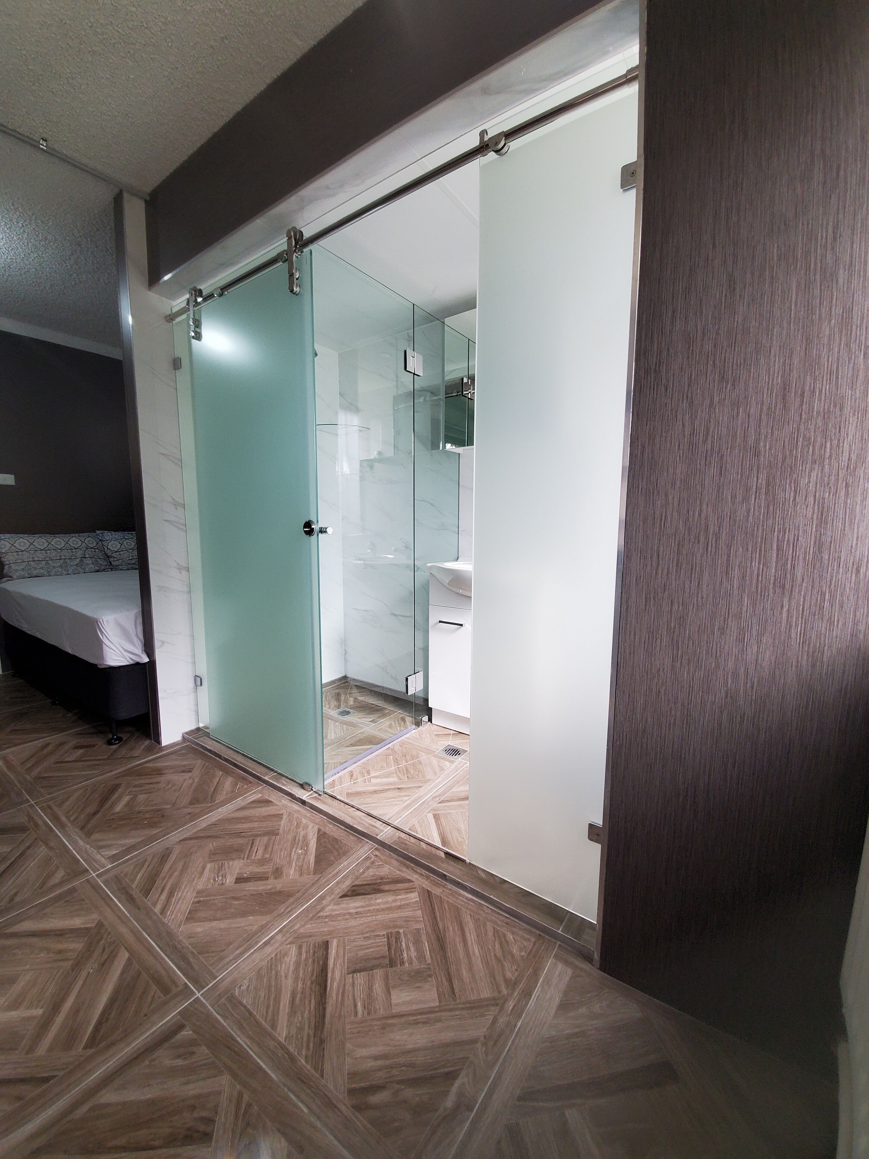 Deluxe Studio Suite, 1 Double Bed, Kitchenette, Garden View | Bathroom | Free toiletries, towels, soap, shampoo