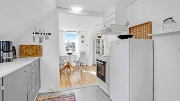 Køleskab, ovn, kogeplade, kaffe-/temaskine