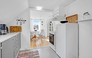 Fridge, oven, stovetop, coffee/tea maker