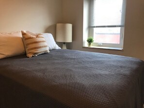 1 habitación, tabla de planchar con plancha, wifi gratis y ropa de cama