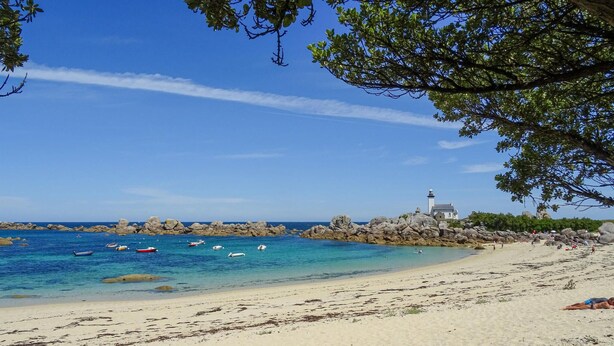 A beach with clear turquoise water, rocky outcrops, and a lighthouse. - 2 bedroom awesome home in Plouguerneau (Plouguerneau)