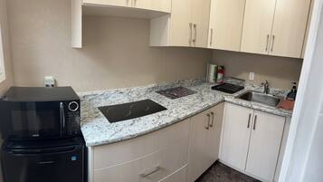 Deluxe-Zimmer, 1 King-Bett | Eigene Küche | Kühlschrank, Mikrowelle