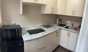 Camera Deluxe, 1 letto king | Cucina privata | Frigorifero, microonde