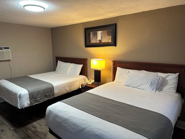 Desk, laptop workspace, free WiFi, bed sheets - Champlain Motor Inn (Pembroke)