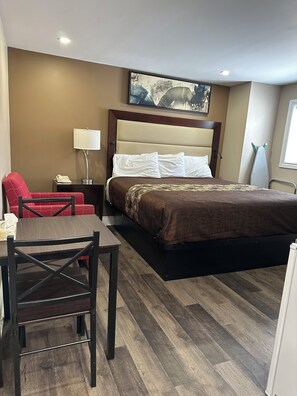 Combined shower/tub, hair dryer, towels, soap - Champlain Motor Inn (Pembroke)