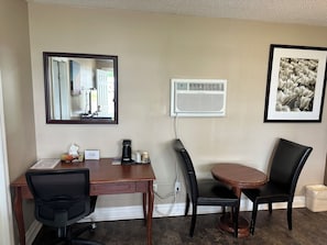 Chambre Deluxe, 1 trĂšs grand lit | Bureau, espace de travail pour ordinateur portable, Wi-Fi gratuit
