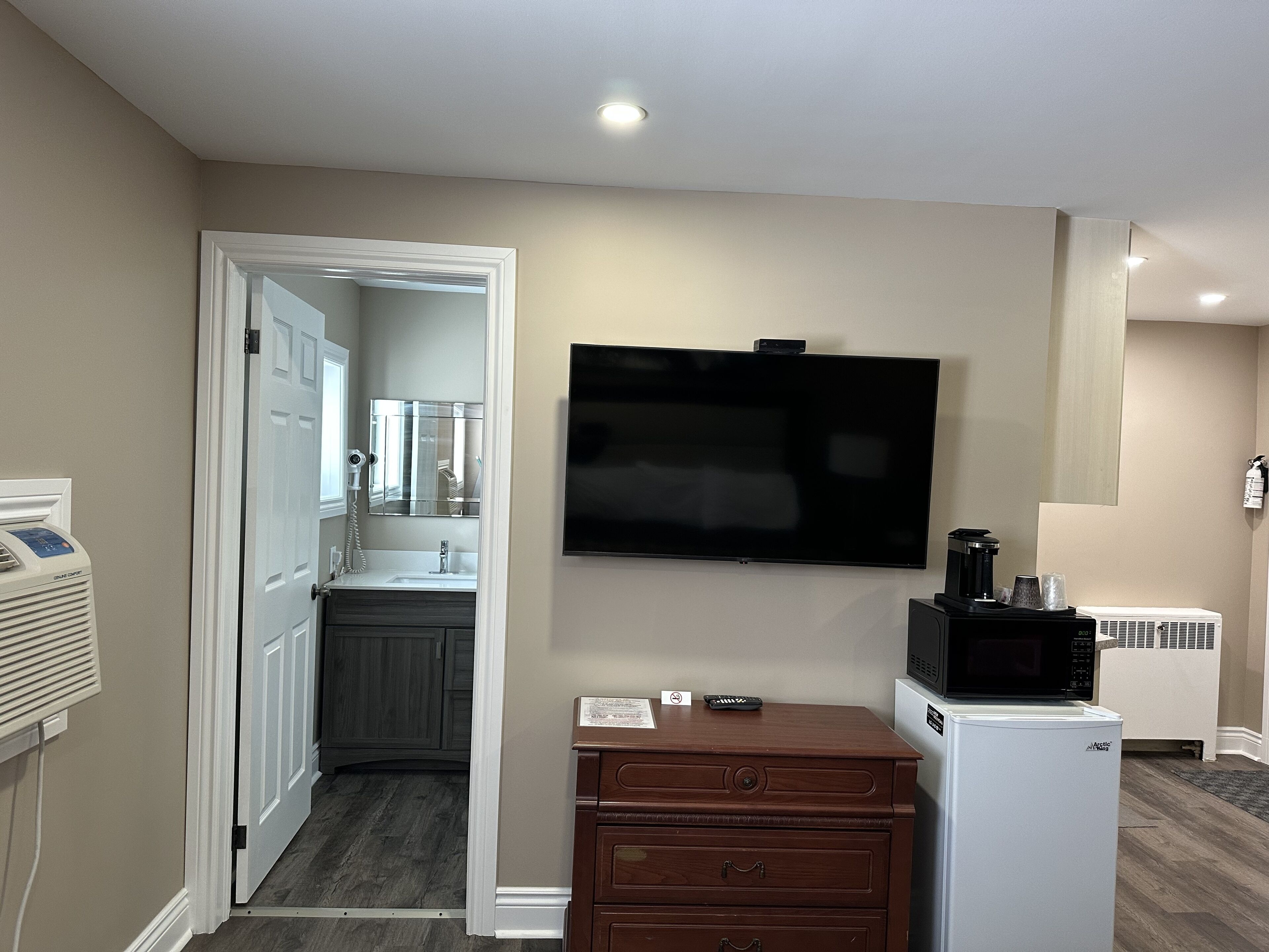 Chambre de base double, 2 grands lits | Cuisine privée | Réfrigérateur, four à micro-ondes
