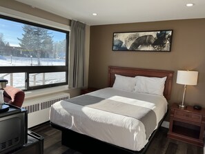 Desk, laptop workspace, free WiFi, bed sheets - Champlain Motor Inn (Pembroke)