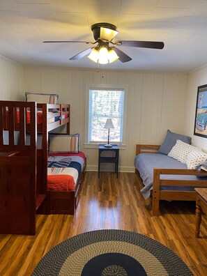 2 bedrooms, iron/ironing board, travel cot, free WiFi
