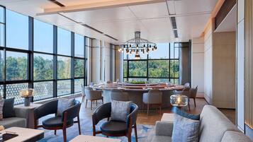 2 restaurants, breakfast, lunch, dinner served; Chinese cuisine