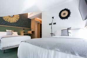 Habitación individual estándar, vista a la montaña, en el área del jardín | Edredón, minibar, caja de seguridad en la habitación y escritorio 