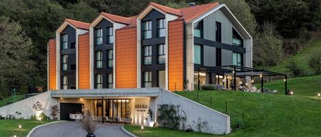 Vista frontal de la propiedad