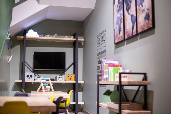 Una habitación moderna y compacta con escritorio, silla y estanterías.