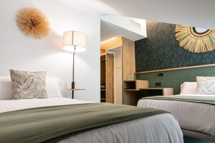 Cubrecamas, minibar y caja de seguridad en la habitación 