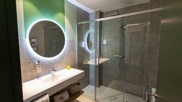 Standaard eenpersoonskamer, uitzicht op bergen, tuin | Badkamer | Een douche, een regendouche, gratis toiletartikelen, een haardroger