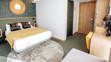 Kamar Double Desain, 1 Tempat Tidur Queen, pemandangan gunung, area taman | Selimut bulu angsa, minibar, brankas, dan tirai kedap cahaya